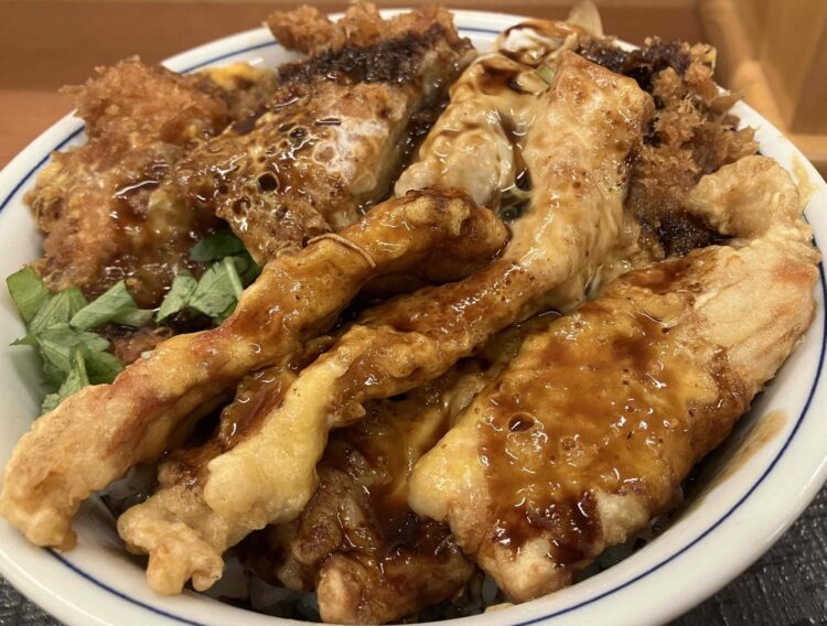 かつやの「豚ロース天とチキンカツ丼」のアップ写真
