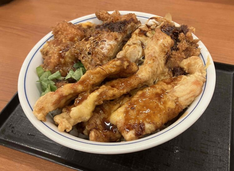 かつやの「豚ロース天とチキンカツ丼」の全体写真