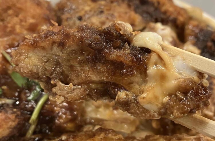 かつやの「豚ロース天とチキンカツ丼」のチキンカツ丼アップ写真