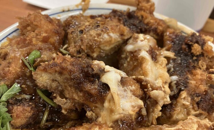 かつやの「豚ロース天とチキンカツ丼」のチキンカツ丼アップ写真