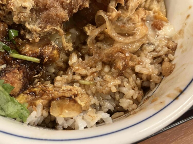 かつやの「豚ロース天とチキンカツ丼」のライス写真