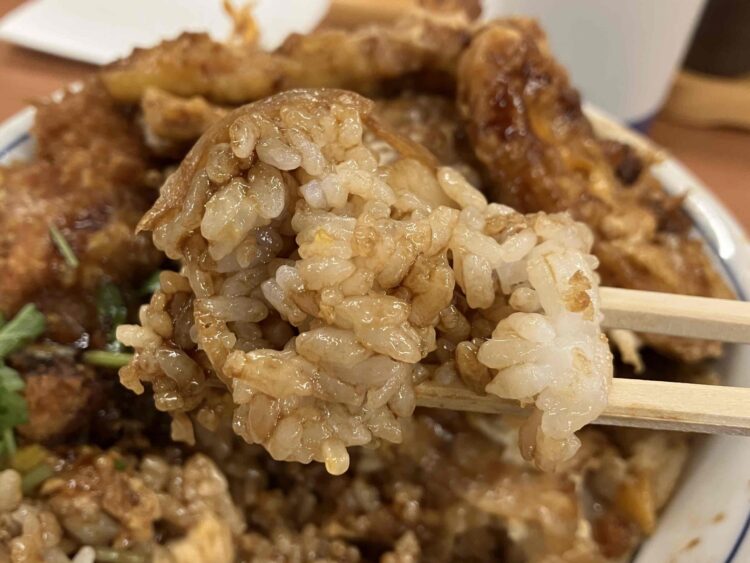 かつやの「豚ロース天とチキンカツ丼」ライスいただきます写真