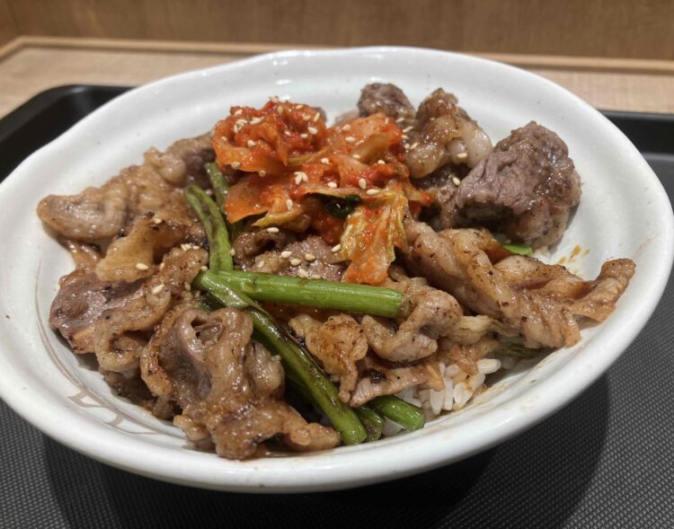 松屋「カルビと特選ブリスケット肉の合い盛り丼」の全体写真