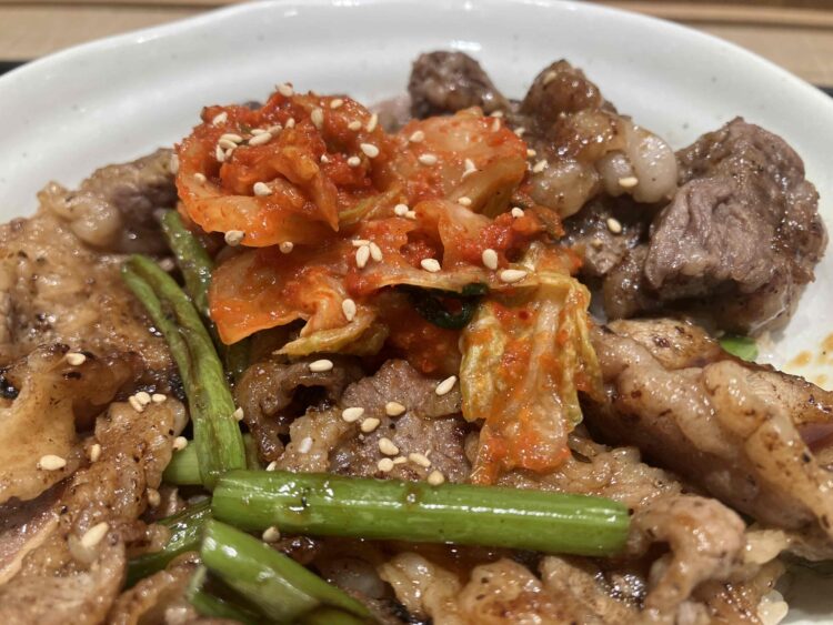 松屋「カルビと特選ブリスケット合い肉丼」アップ写真