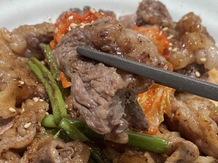 松屋「カルビと特選ブリスケット合い肉丼」の特選ブリスケット肉のアップ写真