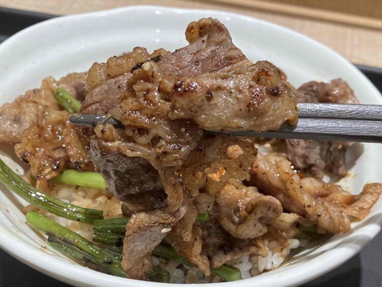 松屋「カルビと特選ブリスケット合い肉丼」のカルビアップ写真