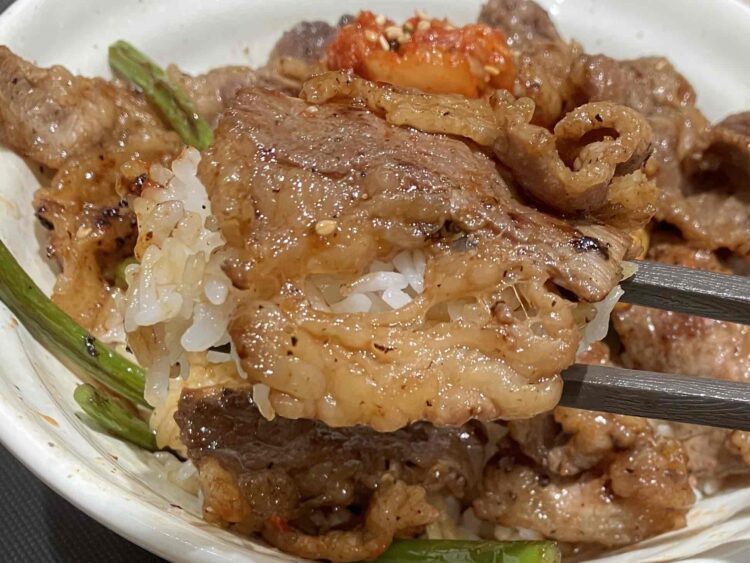 松屋「カルビと特選ブリスケット合い肉丼」のいただきます写真①