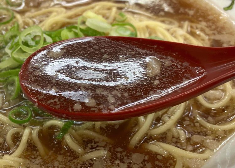餃子の王将「かけラーメン」スープアップ写真