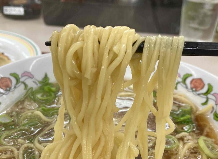 餃子の王将「かけラーメン」の麺アップ写真