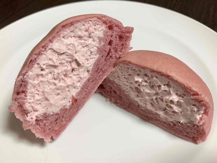 ローソン「クリームたっぷりふわもち冷やしクリームパン」断面写真