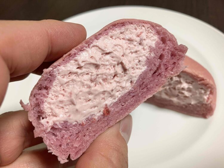 ローソン「クリームたっぷりふわもち冷やしクリームパン」いただきます写真