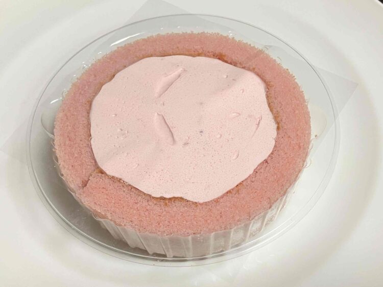 ローソン「プレミアムロールケーキとろける２種のストロベリー」全体写真②