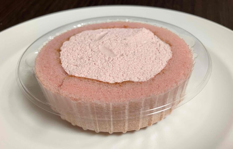 ローソン「プレミアムロールケーキとろける２種のストロベリー」全体写真