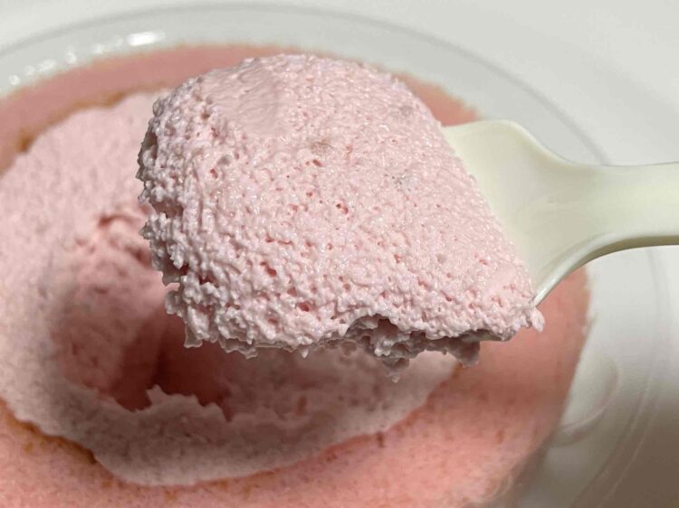 ローソン「プレミアムロールケーキとろける２種のストロベリー」クリーム写真