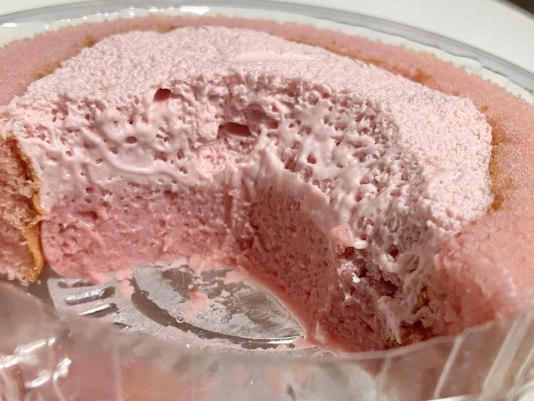 ローソン「プレミアムロールケーキとろける２種のストロベリー」断面写真