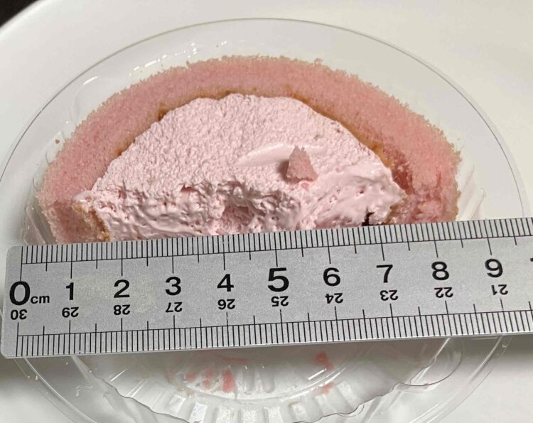 ローソン「プレミアムロールケーキとろける２種のストロベリー」大きさ測定写真