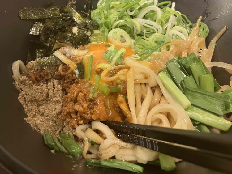 麺屋たけ井「台湾まぜそば」混ぜる写真