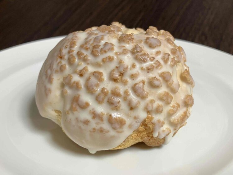 ファミマ「いちごのクッキーシュー」の全体写真