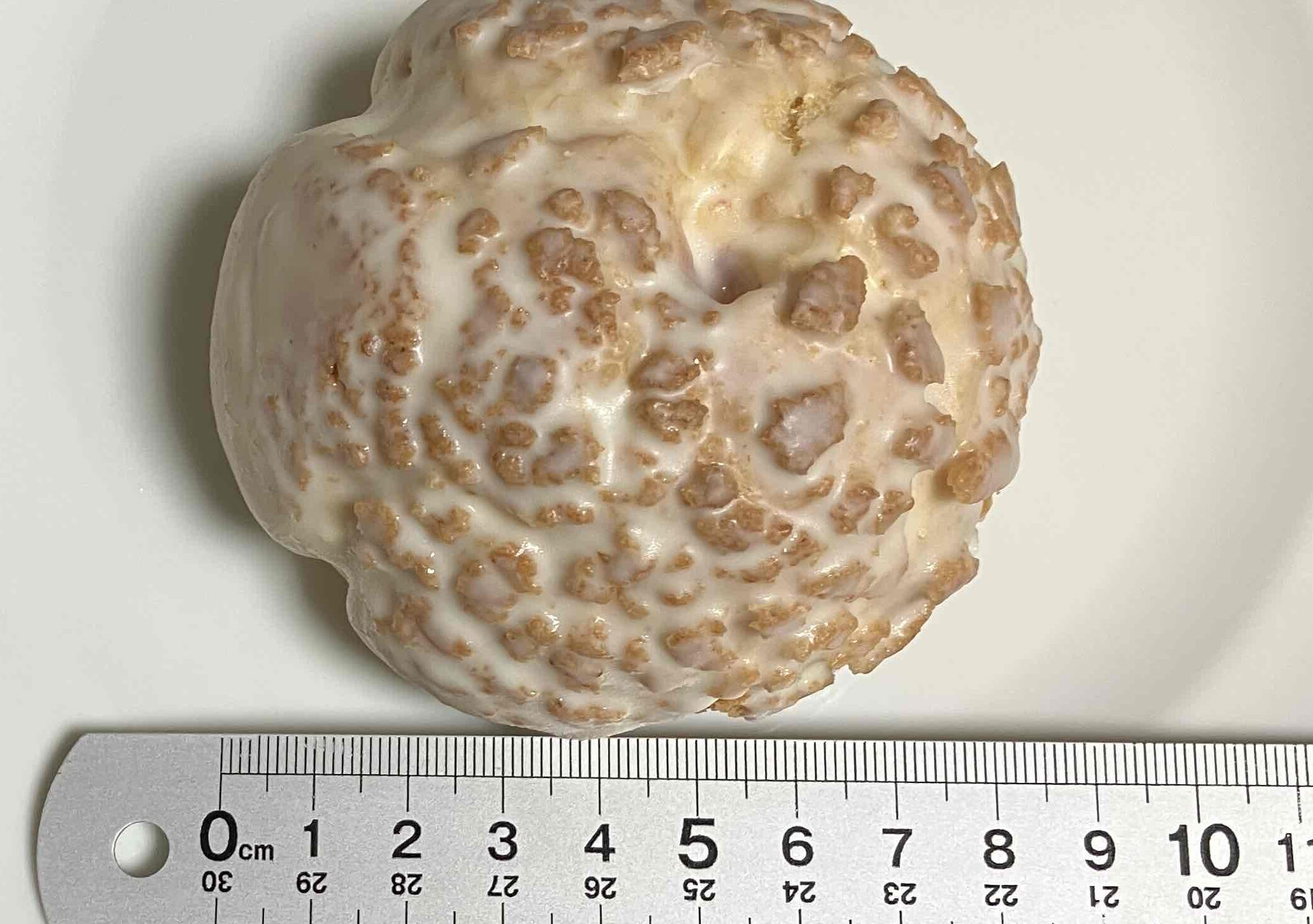 ファミマ「いちごのクッキーシュー」の大きさ測定写真