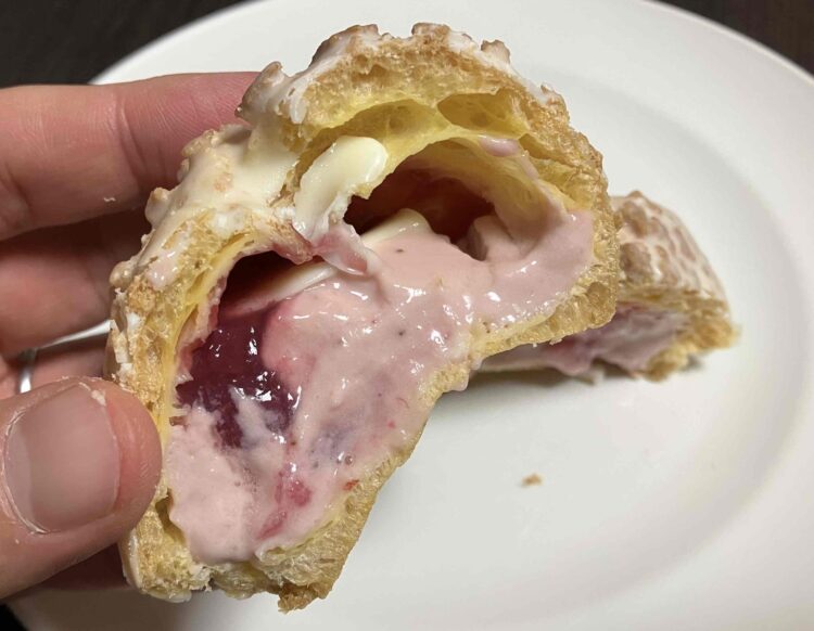 ファミマ「いちごのクッキーシュー」いただきます写真