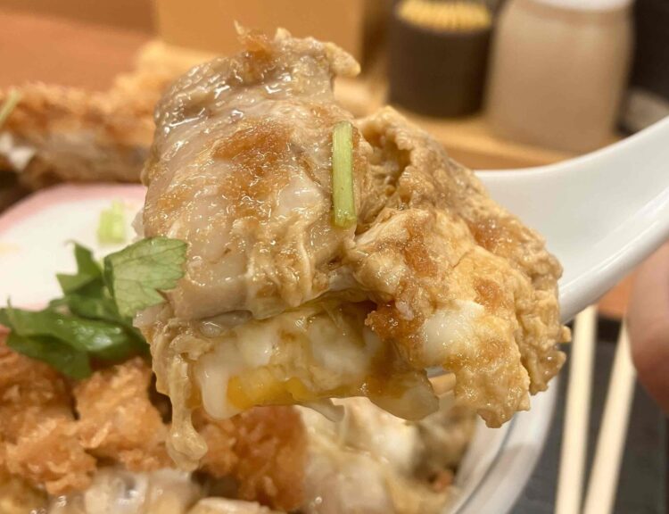 かつや「のせかつ丼」鶏肉アップ写真