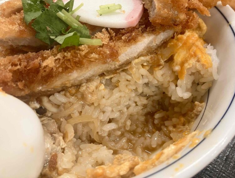 かつや「のせかつ丼」ライスアップ写真