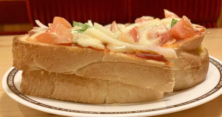 コメダ珈琲店「たっぷりたまごピザトースト」横から全体写真