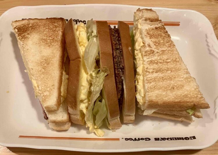 コメダ珈琲店「ペッパーポークとたまごの具沢山サンド」の全体写真