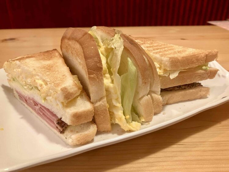 コメダ珈琲店「ペッパーポークとたまごの具沢山サンド」全体写真