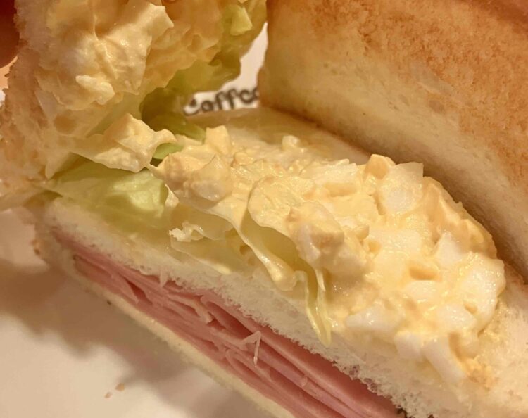 コメダ珈琲店「ペッパーたまごの具沢山サンド」中身チェック写真