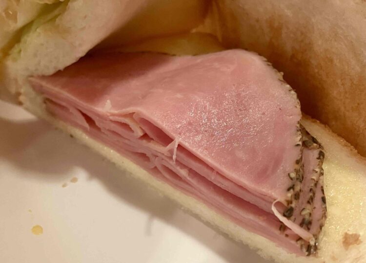 コメダ珈琲店「ペッパーたまごの具沢山サンド」の中身チェック