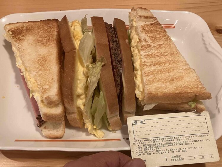 コメダ珈琲店「ペッパーポークとたまごの具沢山サンド」の大きさ測定写真