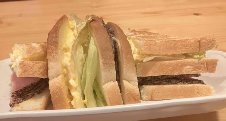 コメダ珈琲店「ペッパーポークとたまごの具沢山サンド」横から写真