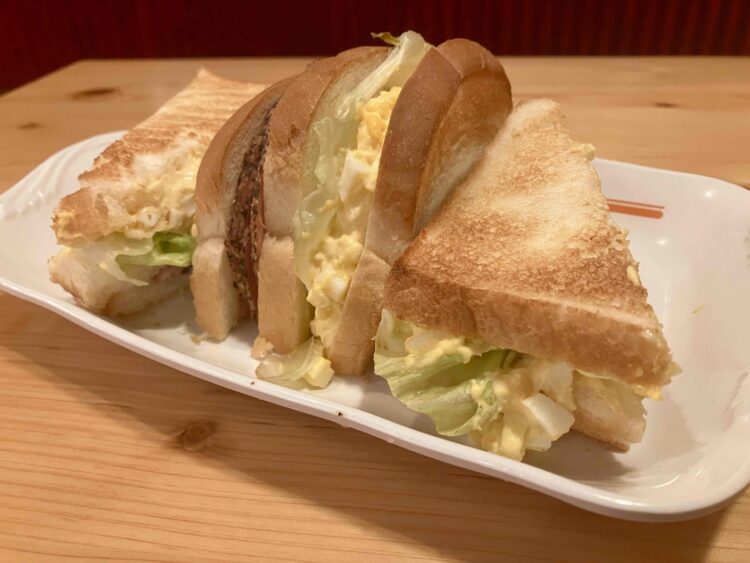 コメダ珈琲店「ペッパーポークとたまごの具沢山サンド」全体や真②