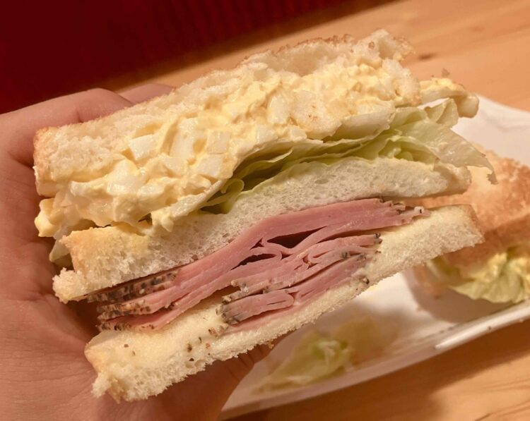 コメダ珈琲店「ペッパーたまごの具沢山サンド」いただきます写真