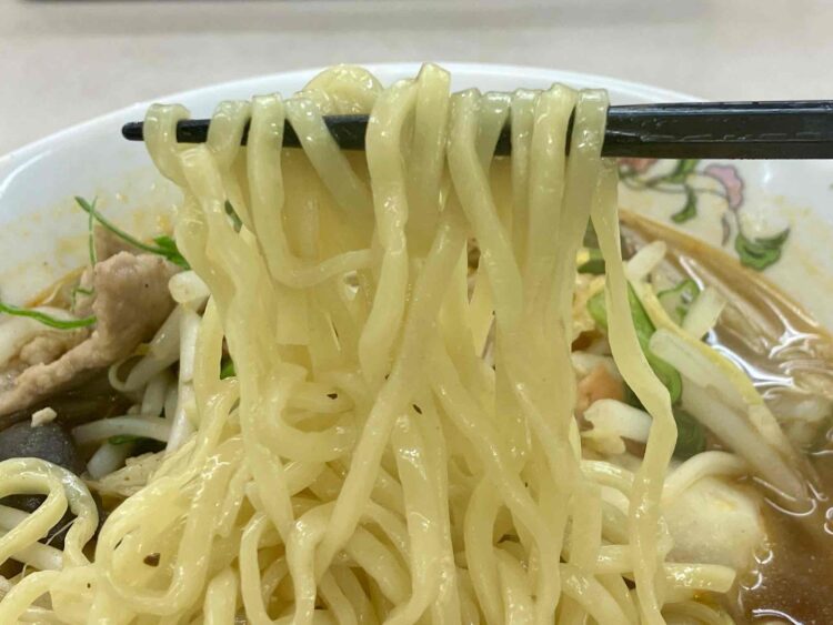 餃子の王将「火鍋湯麺」麺アップ写真