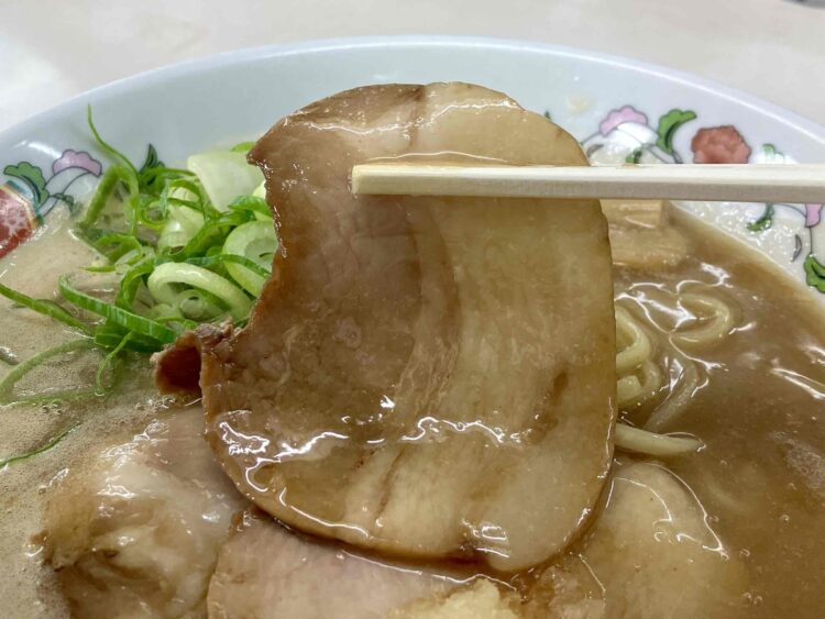 餃子の王将「こってりラーメン」チャーシューアップ写真