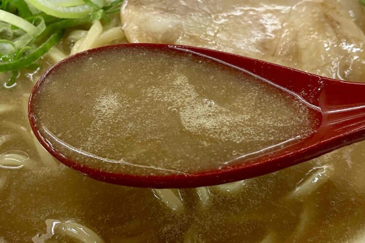 餃子の王将「こってりラーメン」スープアップ写真