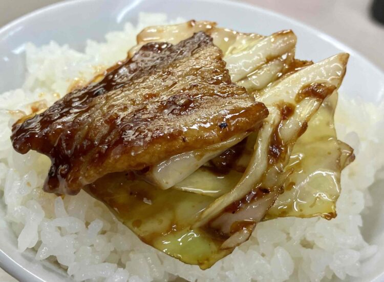 餃子の王将「極王回鍋肉」をライスに乗せたもの