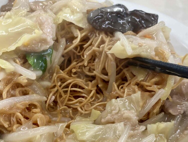 餃子の王将「揚げそば」アップ写真②