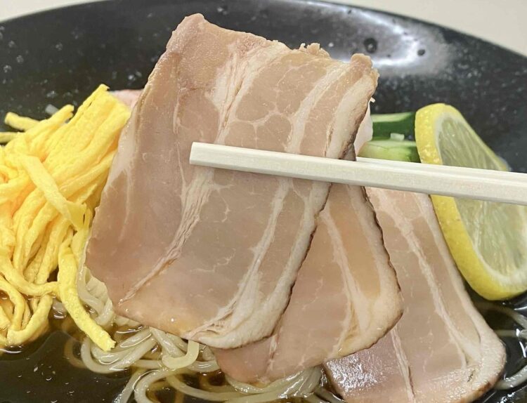 餃子の王将「冷し中華」のチャーシューアップ写真
