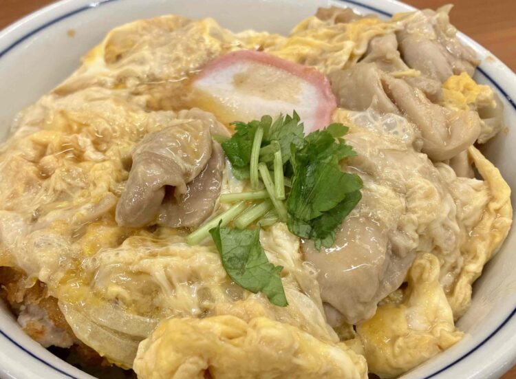 【かつや】出汁醬油ロースカツ in the 親子丼アップ写真