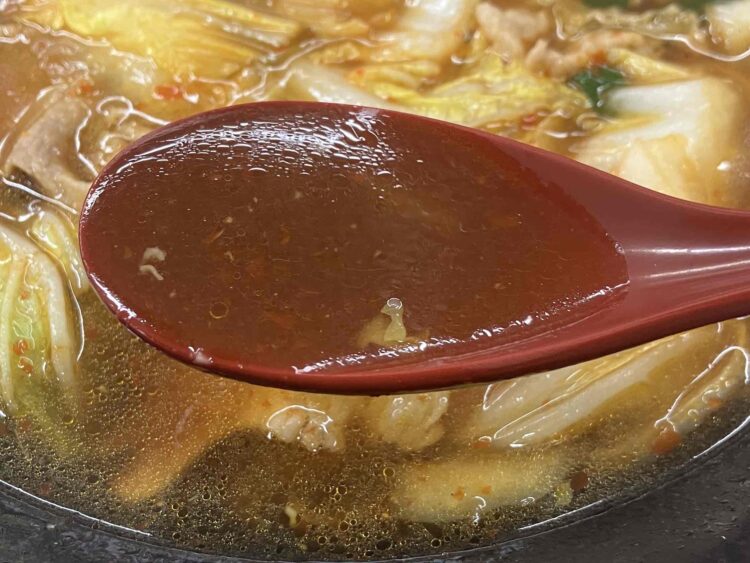 餃子の王将「スタミナラーメンセット」スープアップ写真