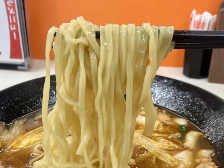 餃子の王将「スタミナラーメン」麺アップ写真