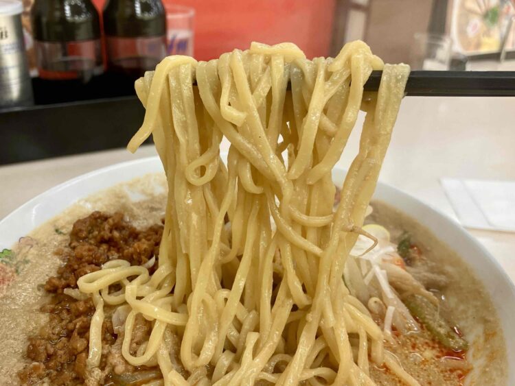 餃子の王将「6月限定担々麺」麺アップ写真