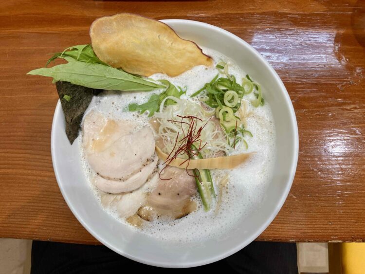 暁製麺「鶏豚だしらあめん」の全体写真