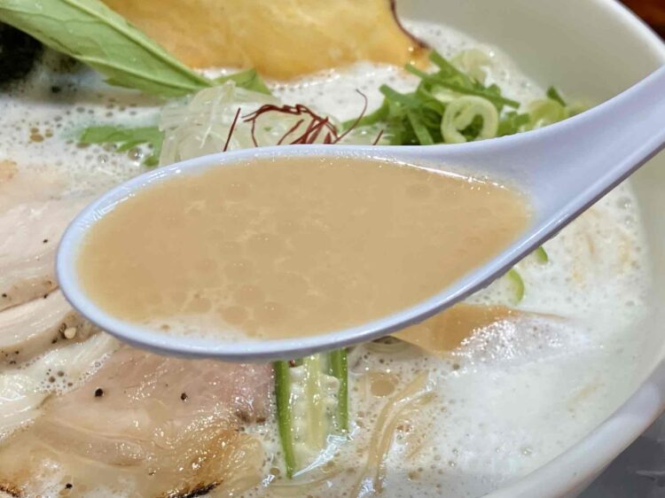 暁製麺「鶏豚だしらあめん」のスープアップ写真