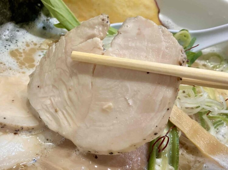 暁製麺「鶏豚だしらあめん」鶏チャーシューアップ写真