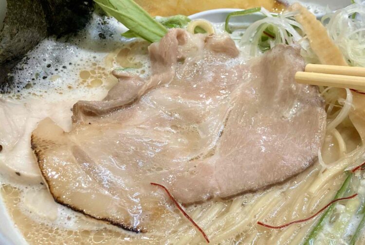 暁製麺「鶏豚だしらあめん」豚チャーシューアップ写真