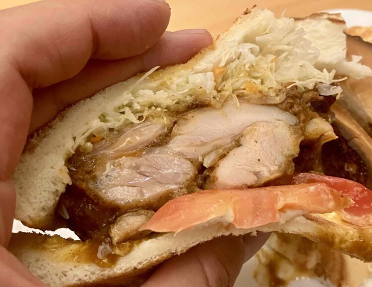 コメダ珈琲店「タンドリーチキンホットサンド」いただきます写真